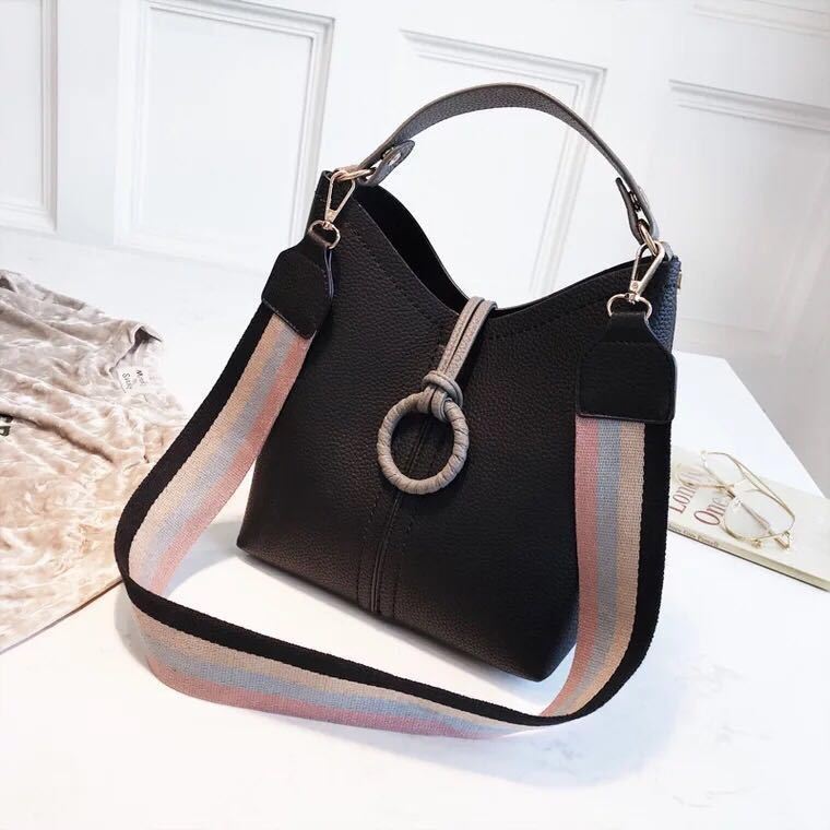 B02959 (2IN1) JKT IDR.192.000 MATERIAL PU SIZE L23XH25XW11CM WEIGHT 750GR COLOR BLACK