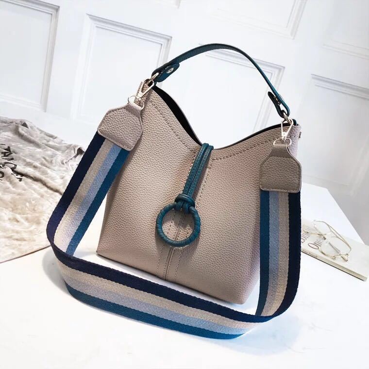 B02959 (2IN1) JKT IDR.192.000 MATERIAL PU SIZE L23XH25XW11CM WEIGHT 750GR COLOR GRAY