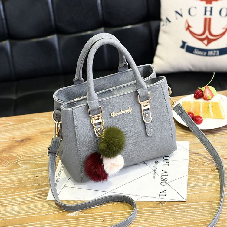 B1248 JKT IDR.173.000 MATERIAL PU SIZE L25XH18XW14CM WEIGHT 650GR COLOR LIGHTGRAY