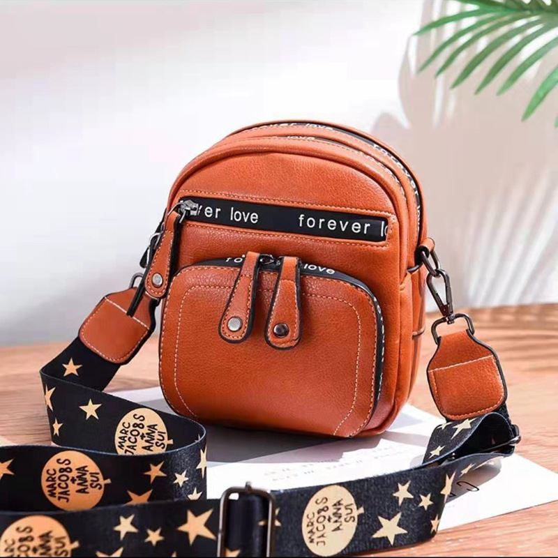 B1335 JKT IDR.180.000 MATERIAL PU SIZE L17XH18.5XW12CM WEIGHT 500GR COLOR BROWN