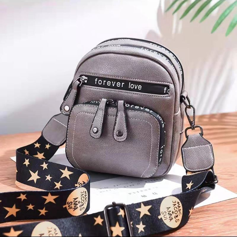B1335 JKT IDR.180.000 MATERIAL PU SIZE L17XH18.5XW12CM WEIGHT 500GR COLOR GRAY