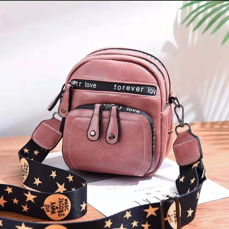 B1335 JKT IDR.180.000 MATERIAL PU SIZE L17XH18.5XW12CM WEIGHT 500GR COLOR PINK