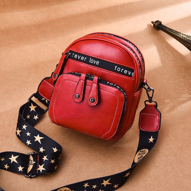 B1335 JKT IDR.180.000 MATERIAL PU SIZE L17XH18.5XW12CM WEIGHT 500GR COLOR RED
