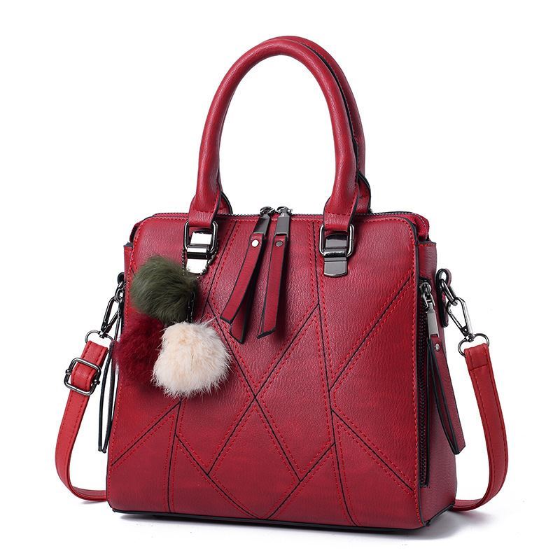 B1400 JKT IDR.184.000 MATERIAL PU SIZE L26XH25XW10CM WEIGHT 750GR COLOR WINE