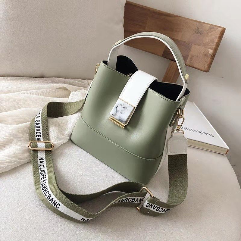 B15856 JKT IDR.187.000 MATERIAL PU SIZE L21XH19XW13CM WEIGHT 700GR COLOR GREEN