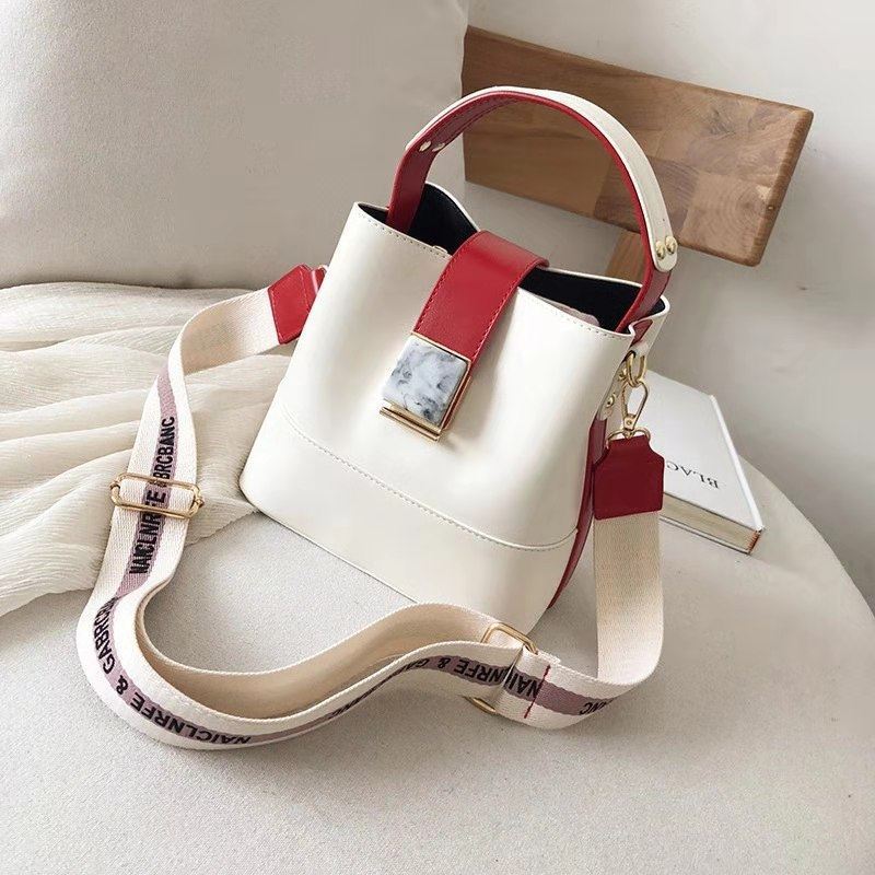 B15856 JKT IDR.187.000 MATERIAL PU SIZE L21XH19XW13CM WEIGHT 700GR COLOR WHITE