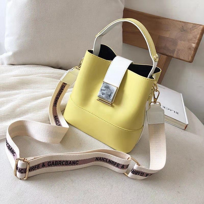 B15856 JKT IDR.187.000 MATERIAL PU SIZE L21XH19XW13CM WEIGHT 700GR COLOR YELLOW