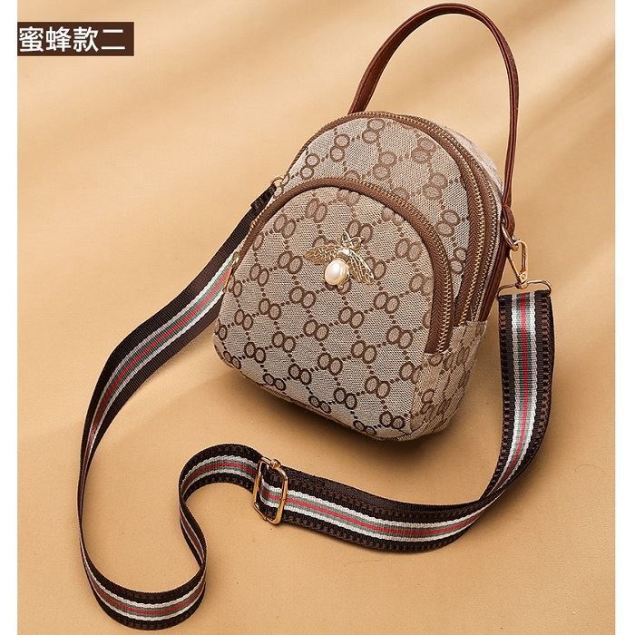 B1606A JKT IDR.158.000 MATERIAL PU SIZE L13XH18XW8CM WEIGHT 250GR COLOR BROWNBEE