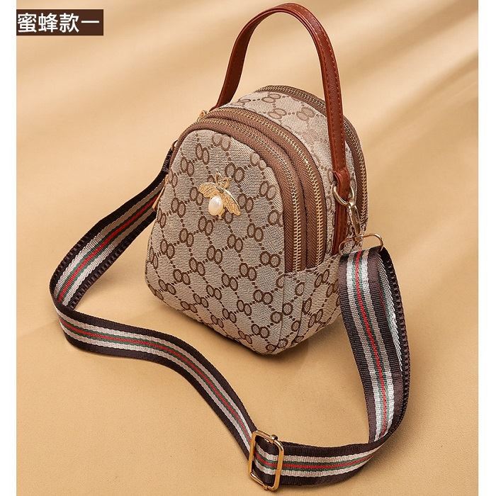 B1606B IDR.158.000 MATERIAL PU SIZE L13XH18XW8CM WEIGHT 250GR COLOR BROWNBEE