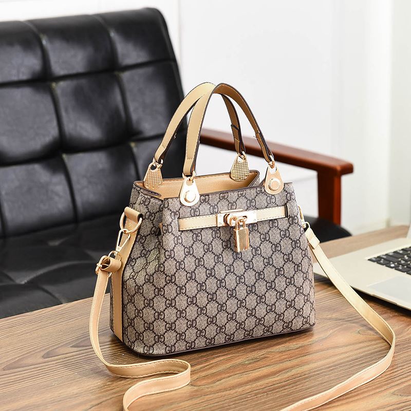 B1988 IDR.182.000 MATERIAL PU+CANVAS SIZE L27XH20XW15CM WEIGHT 750GR COLOR GOLDGD