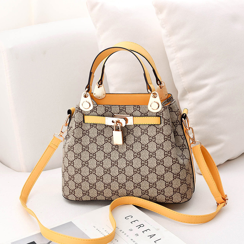 B1988 JKT IDR.182.000 MATERIAL PU+CANVAS SIZE L27XH19.5XW14CM WEIGHT 650GR COLOR YELLOWGD