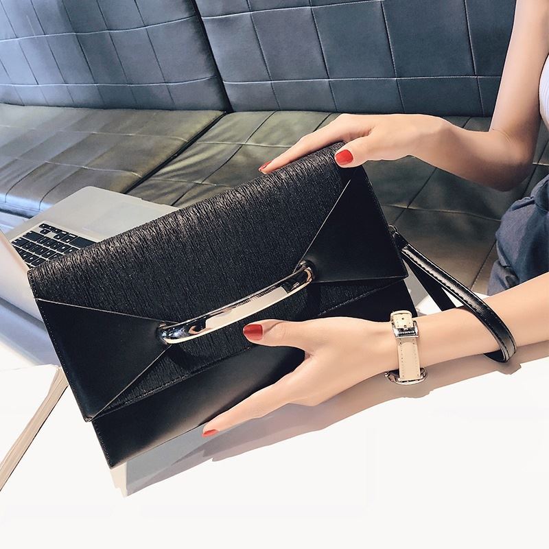 B2332 JKT IDR.165.000 MATERIAL PU SIZE L28.5XH16XW4CM WEIGHT 550GR COLOR BLACK