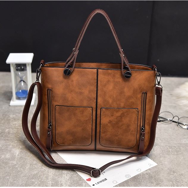 B335 JKT IDR.162.000 MATERIAL PU SIZE L31XH26XW12CM WEIGHT 650GR COLOR BROWN
