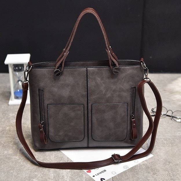 B335 JKT IDR.162.000 MATERIAL PU SIZE L31XH26XW12CM WEIGHT 650GR COLOR GRAY