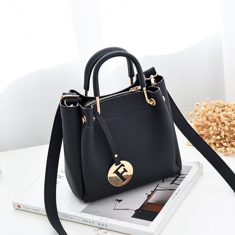 B6822 JKT IDR.169.000 MATERIAL PU SIZE L19XH18XW9CM WEIGHT 650GR COLOR BLACK