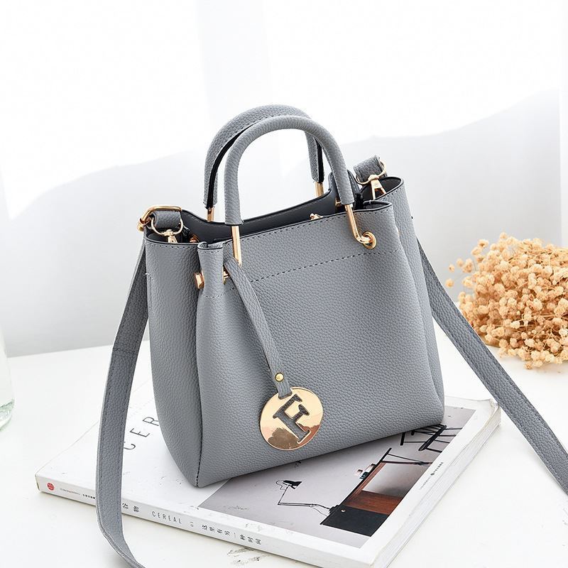 B6822 JKT IDR.169.000 MATERIAL PU SIZE L19XH18XW9CM WEIGHT 650GR COLOR GRAY