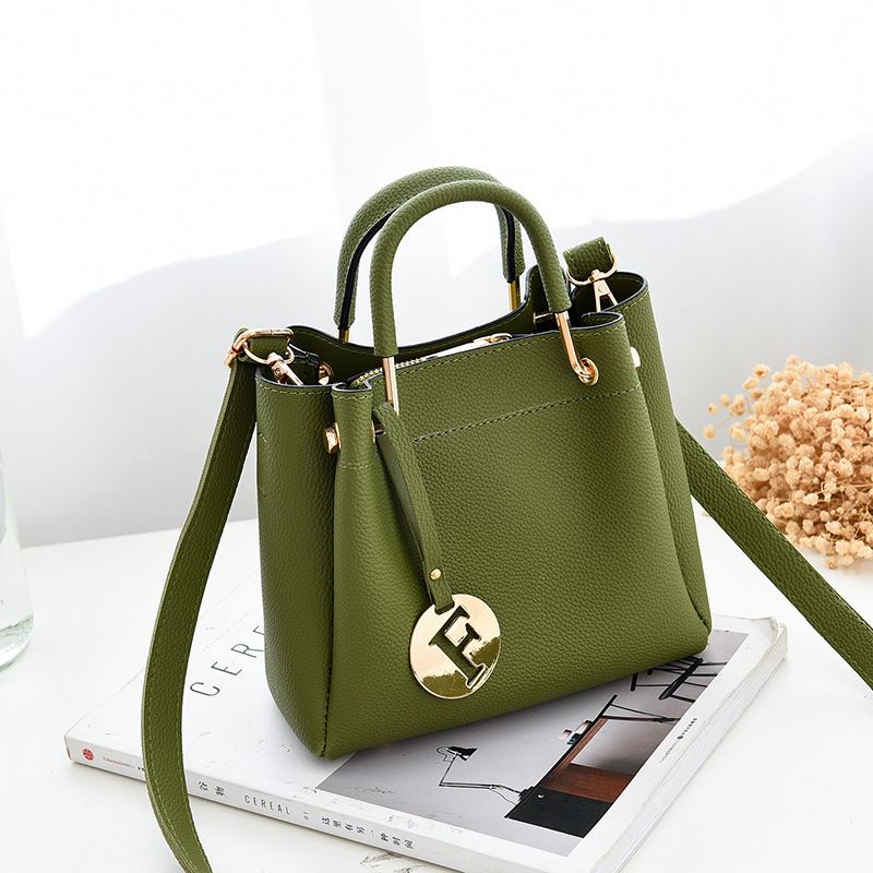 B6822 JKT IDR.169.000 MATERIAL PU SIZE L19XH18XW9CM WEIGHT 650GR COLOR GREEN