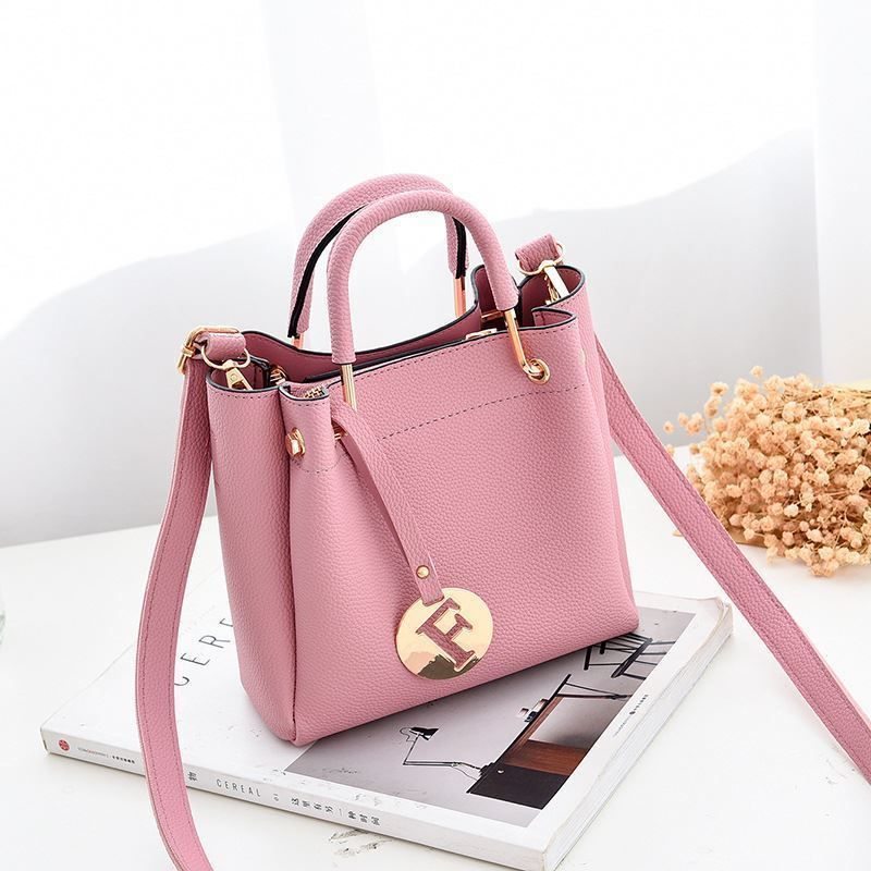 B6822 JKT IDR.169.000 MATERIAL PU SIZE L19XH18XW9CM WEIGHT 650GR COLOR PINK