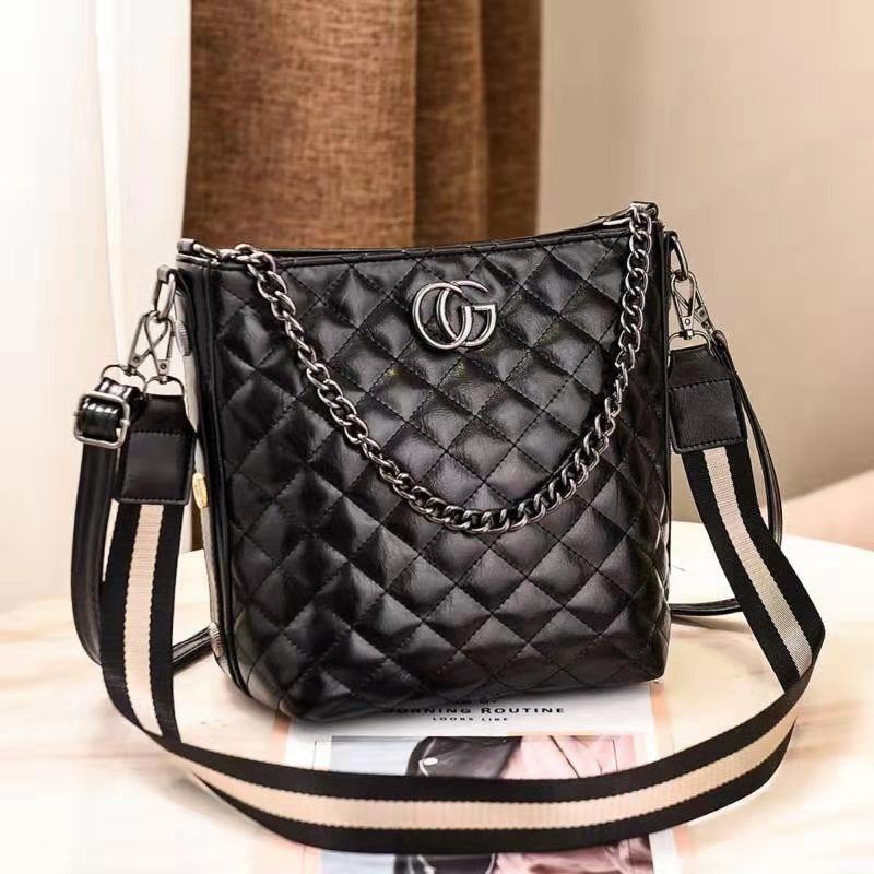B6826 JKT IDR.182.000 MATERIAL PU SIZE L22XH24XW14CM WEIGHT 700GR COLOR BLACK