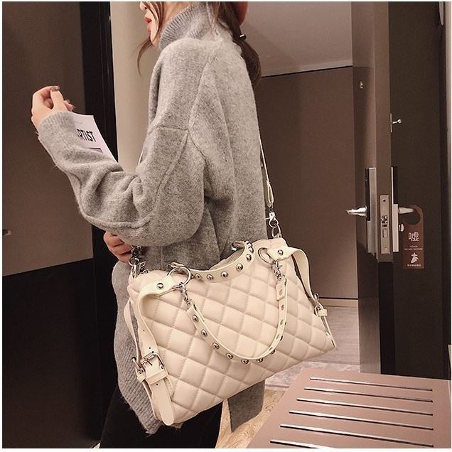 B6876 JKT IDR 185.000 MATERIAL PU SIZE L36XH23XW9CM WEIGHT 750GR COLOR BEIGE