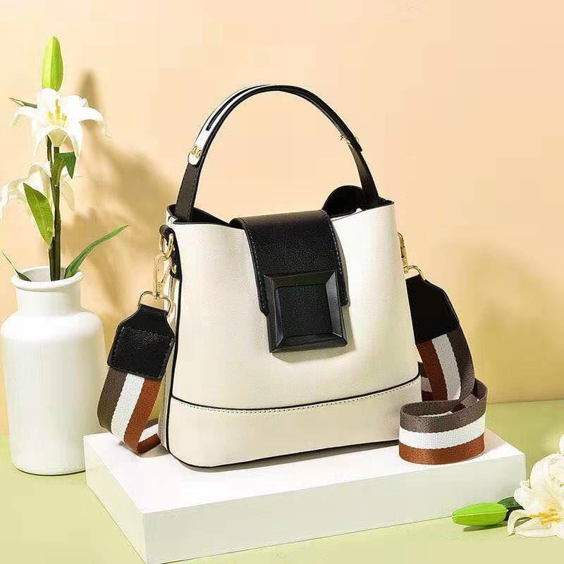 B7008 JKT IDR.167.000 MATERIAL PU SIZE L21XH19XW11CM WEIGHT 650GR COLOR BEIGE