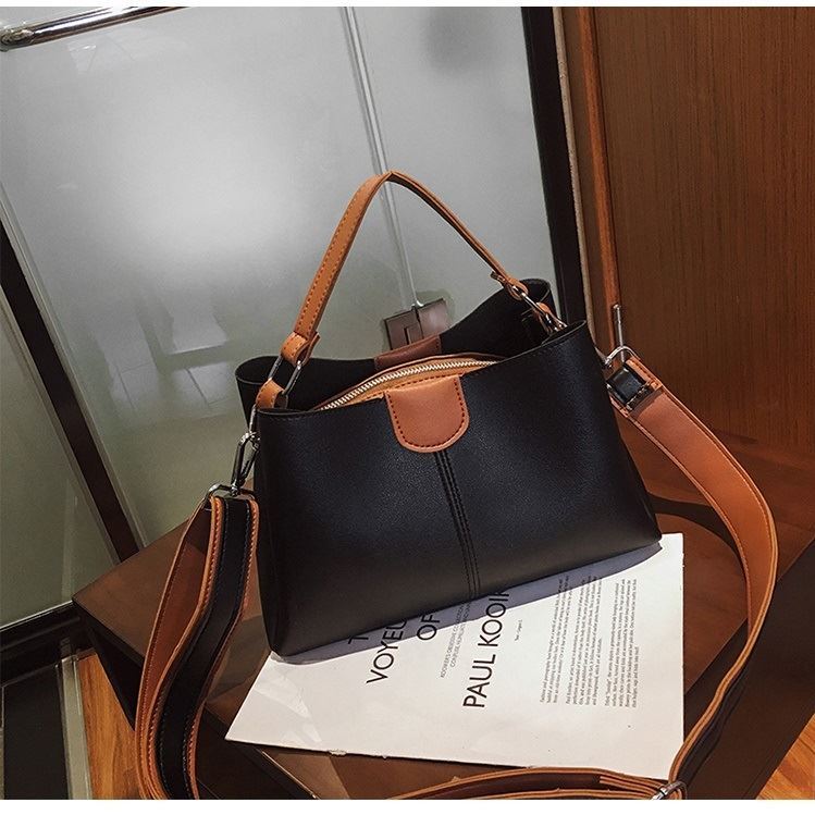 B8088 JKT IDR.150.000 MATERIAL PU SIZE L27XH17XW10CM WEIGHT 550GR COLOR BLACK