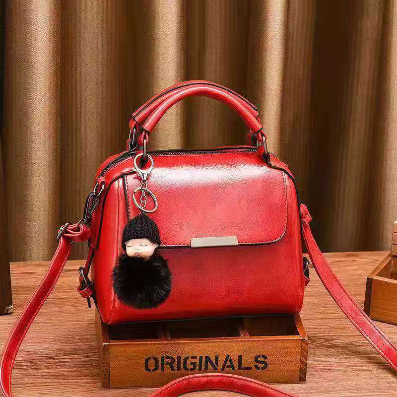 B81601 JKT IDR.167.000 MATERIAL PU SIZE L21.5XH16.5XW12CM WEIGHT 700GR COLOR RED