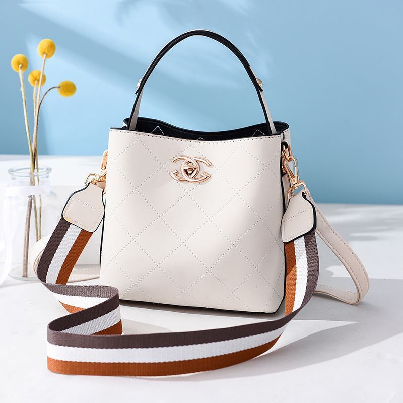 B822 JKT IDR.174.000 MATERIAL PU SIZE L21XH18.5XW11.5CM WEIGHT 650GR COLOR BEIGE