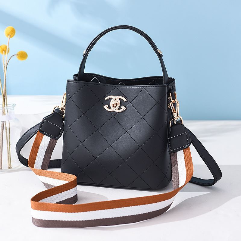 B822 JKT IDR.174.000 MATERIAL PU SIZE L21XH18.5XW11.5CM WEIGHT 650GR COLOR BLACK