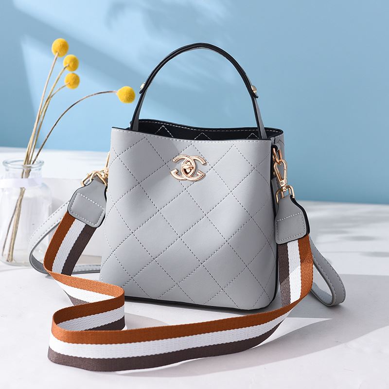B822 JKT IDR.174.000 MATERIAL PU SIZE L21XH18.5XW11.5CM WEIGHT 650GR COLOR GRAY