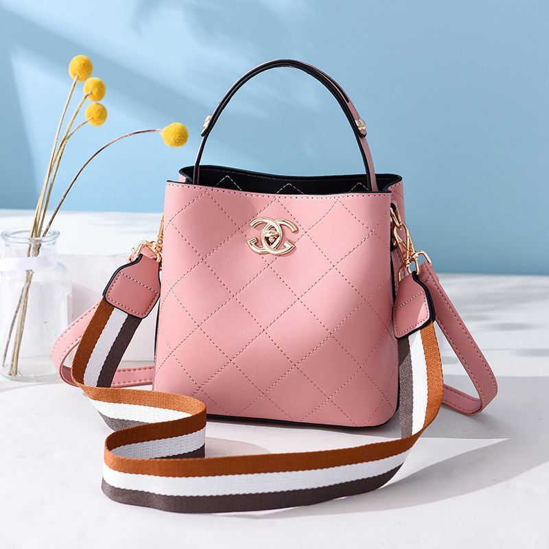 B822 JKT IDR.174.000 MATERIAL PU SIZE L21XH18.5XW11.5CM WEIGHT 650GR COLOR PINK