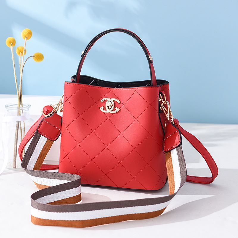 B822 JKT IDR.174.000 MATERIAL PU SIZE L21XH18.5XW11.5CM WEIGHT 650GR COLOR RED