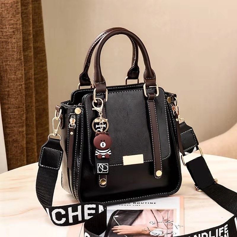 B8491 JKT IDR.179.000 MATERIAL PU SIZE L21XH21XW11CM WEIGHT 650GR COLOR BLACK