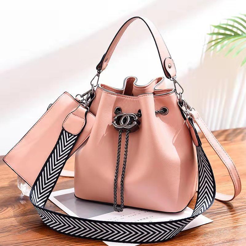 B88012 (2IN1) JKT IDR.193.000 MATERIAL PU SIZE L23XH22.5XW14.5CM WEIGHT 850GR COLOR PINK