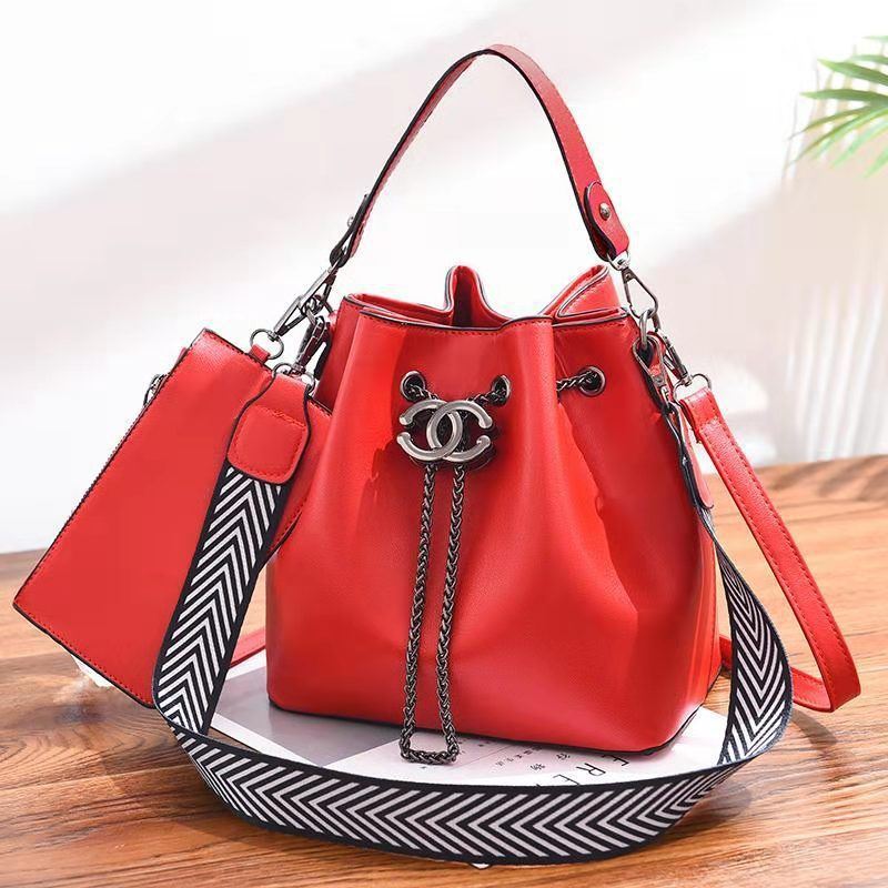B88012 (2IN1) JKT IDR.193.000 MATERIAL PU SIZE L23XH22.5XW14.5CM WEIGHT 850GR COLOR RED