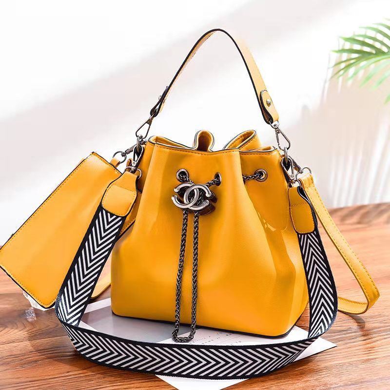 B88012 (2IN1) JKT IDR.193.000 MATERIAL PU SIZE L23XH22.5XW14.5CM WEIGHT 850GR COLOR YELLOW