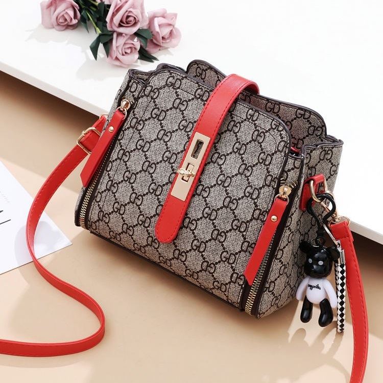 B88090 JKT IDR.156.000 MATERIAL PU SIZE L19.5XH18.5XW10CM WEIGHT 550GR COLOR GDRED