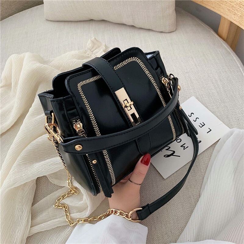 B9309 JKT IDR.178.000 MATERIAL PU SIZE L19XH17XW11CM WEIGHT 500GR COLOR BLACK