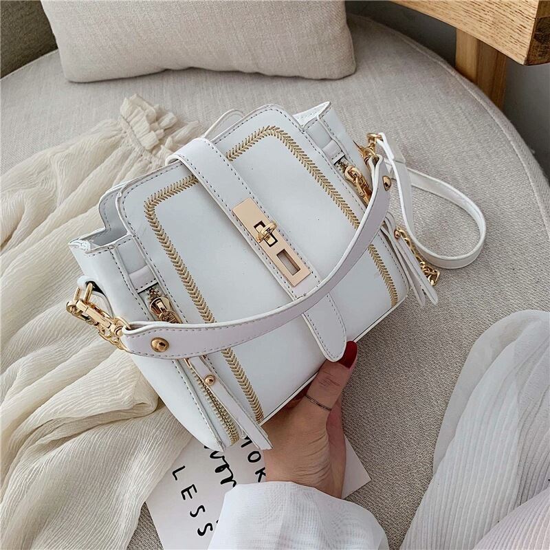 B9309 JKT IDR.178.000 MATERIAL PU SIZE L19XH17XW11CM WEIGHT 500GR COLOR WHITE