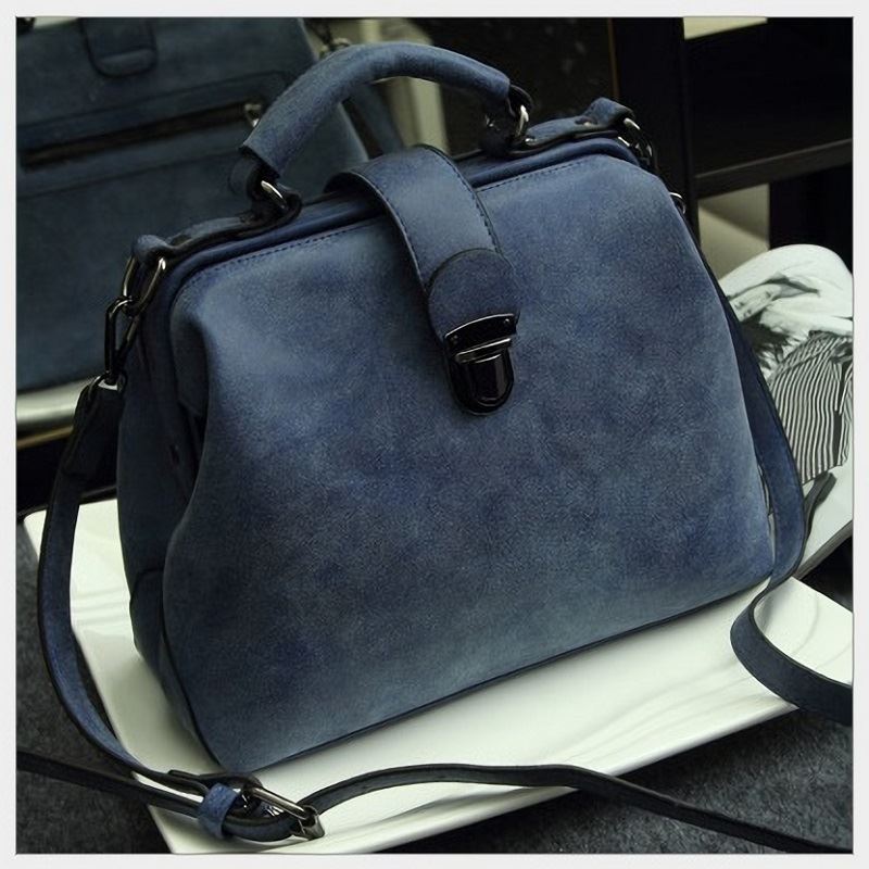 BTH010A JKT IDR.118.000 MATERIAL PU SIZE L27XH21XW12CM WEIGHT 700GR COLOR BLUE