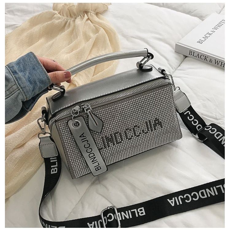 BTH1227 IDR.80.000 MATERIAL PU SIZE L21.5XH13.5XW9CM WEIGHT 550GR COLOR SILVER