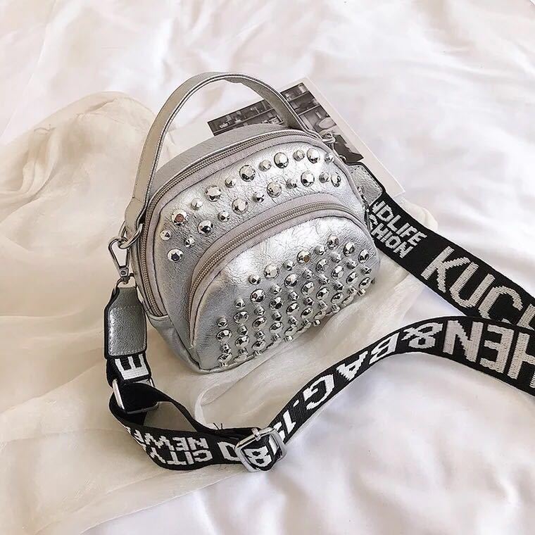 BTH15542 JKT IDR.54.000 MATERIAL PU SIZE L16XH15XW5CM WEIGHT 350GR COLOR SILVER