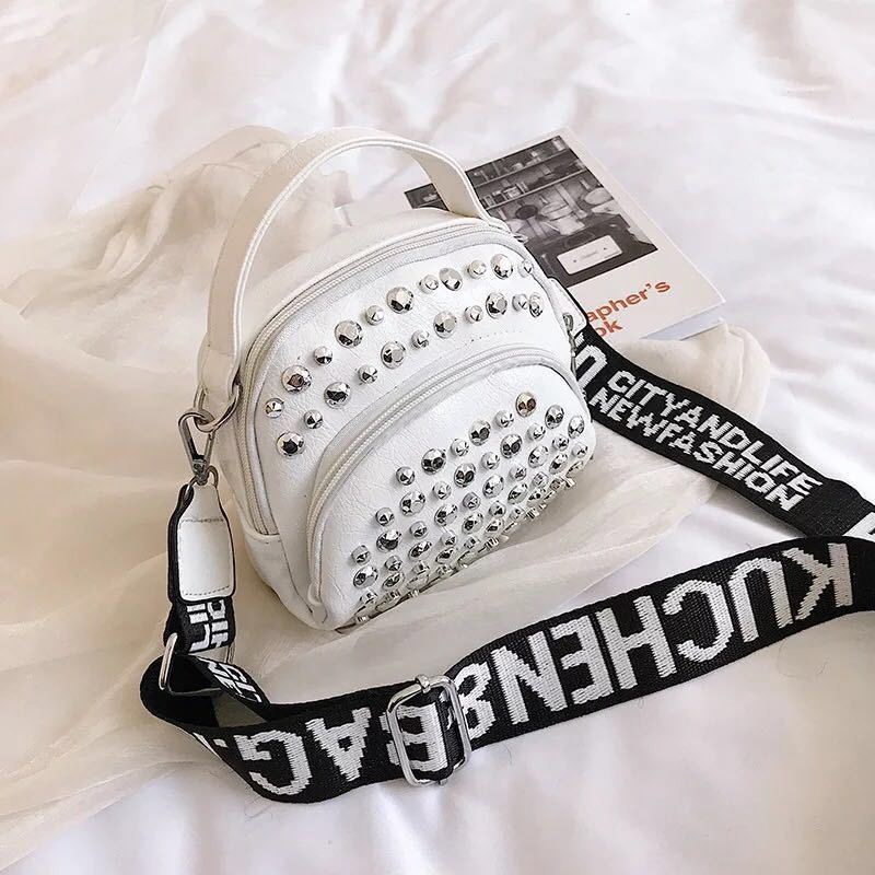 BTH15542 JKT IDR.54.000 MATERIAL PU SIZE L16XH15XW5CM WEIGHT 350GR COLOR WHITE