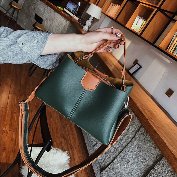 BTH8088 JKT IDR.70.000 MATERIAL PU SIZE L27XH17XW10CM WEIGHT 550GR COLOR GREEN