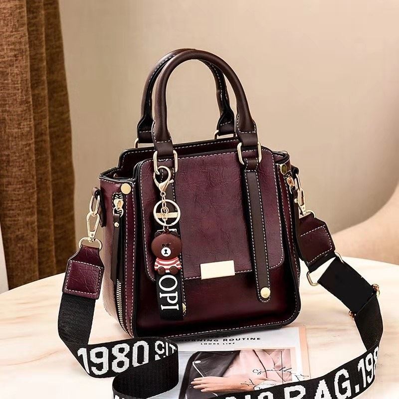 BTH8491 JKT IDR.85.000 MATERIAL PU SIZE L21XH21XW11CM WEIGHT 650GR COLOR PURPLE
