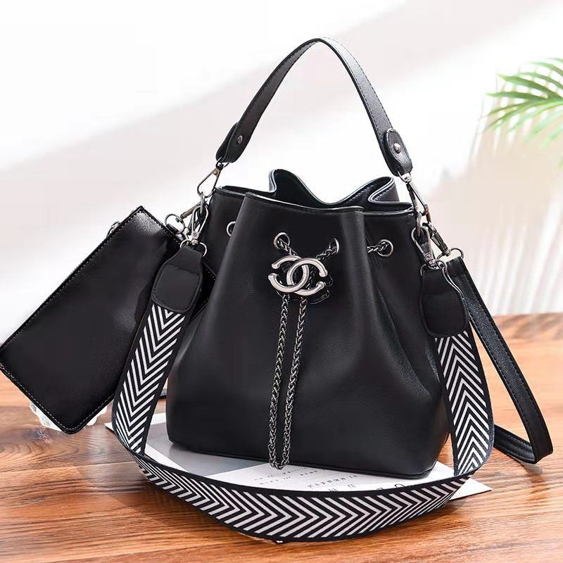 BTH88012 (2IN1) JKT IDR.90.000 MATERIAL PU SIZE L23XH22.5XW14.5CM WEIGHT 850GR COLOR BLACK