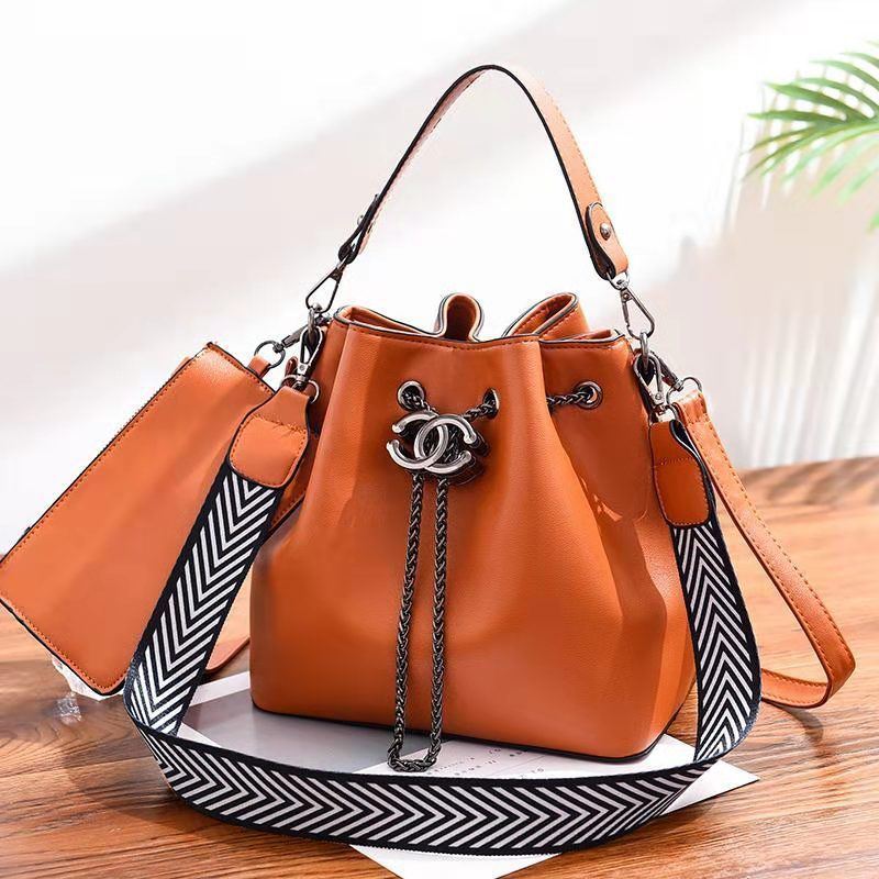 BTH88012 (2IN1) JKT IDR.90.000 MATERIAL PU SIZE L23XH22.5XW14.5CM WEIGHT 850GR COLOR BROWN