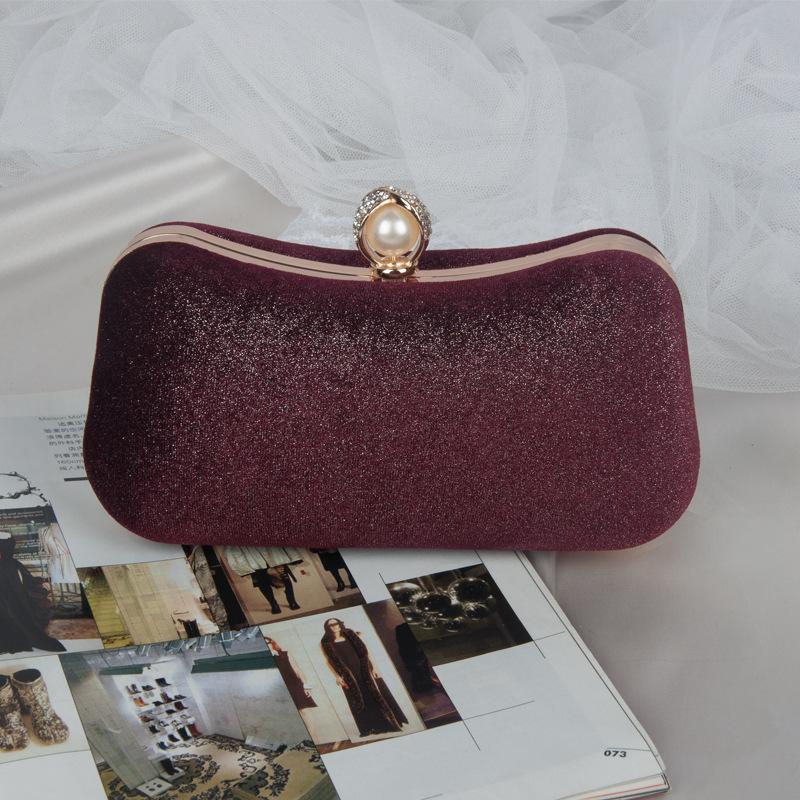 JT00105 IDR.165.000 MATERIAL VELVET SIZE L21XH11XW4CM WEIGHT 300GR COLOR WINE