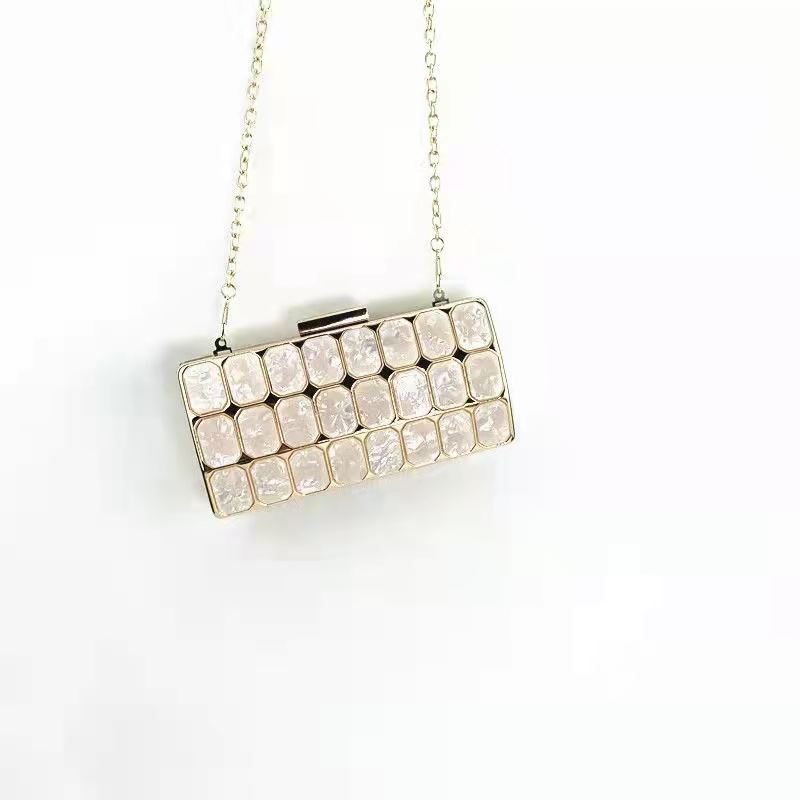 JT00121A IDR.205.000 MATERIAL ACRYLIC SIZE L16.5XH8.5XW3.5CM WEIGHT 600GR COLOR GOLD
