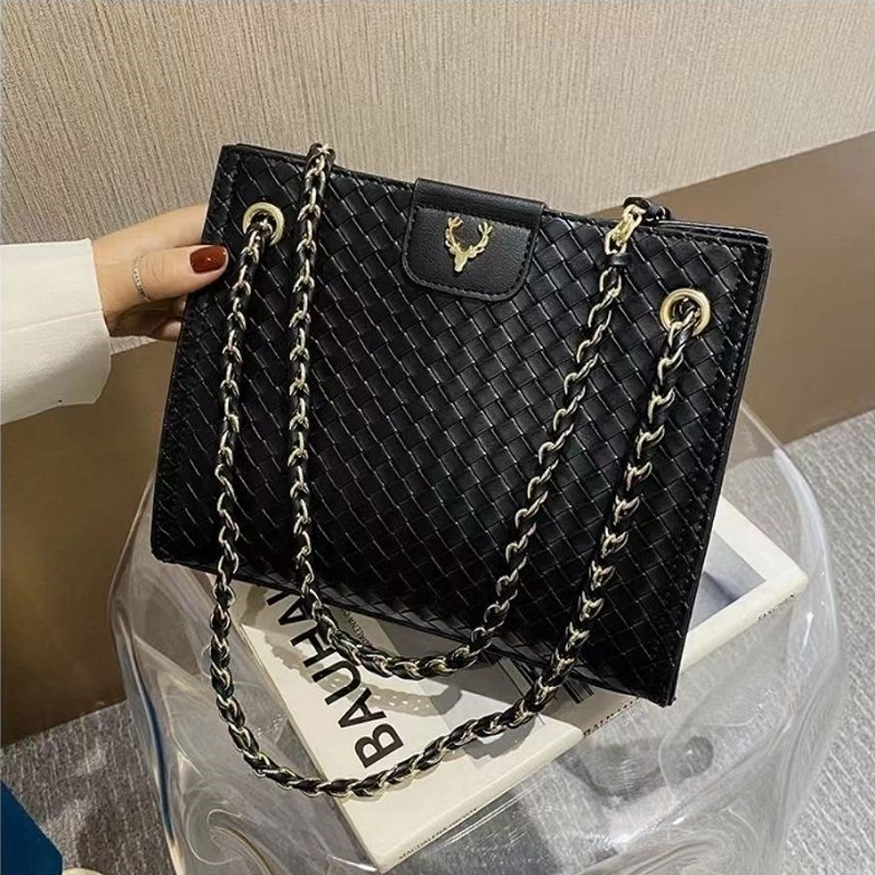JT01049 IDR.170.000 MATERIAL PU SIZE L26XH21XW10CM WEIGHT 600GR COLOR BLACK